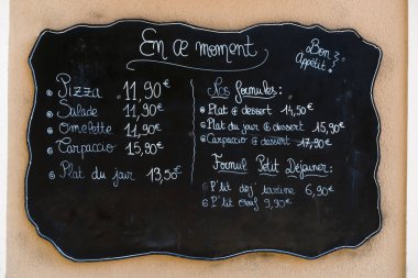 Bir Fransız restoranı dışında Blackboard el yazısı menü