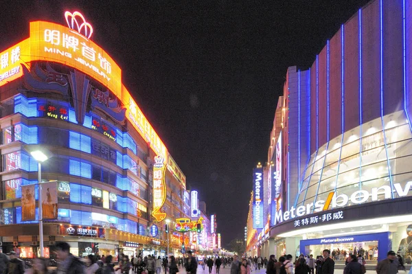 Leuchtreklamen auf der Nanjing Road in Shanghai bei Nacht. — Stockfoto