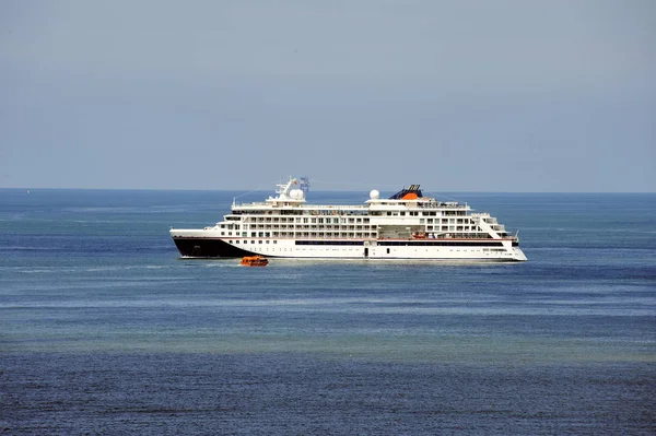 Kreuzfahrtschiff auf See — Stockfoto