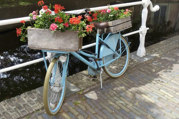 Antiquado azul holandês bicicleta da cidade — Fotografia de Stock