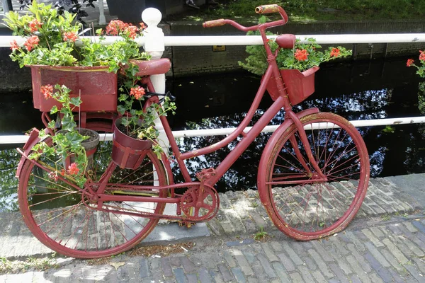 Antiquado bicicleta da cidade holandesa — Fotografia de Stock