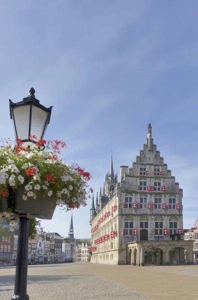 Vecchio municipio di Gouda, Olanda con cielo blu — Foto Stock