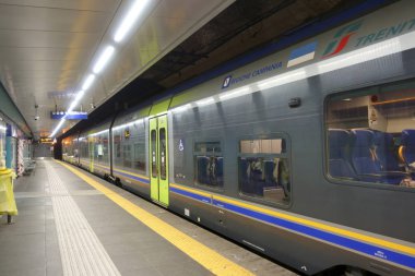 Tren bırakarak platformu ile Napoli Metro metro istasyonu, İtalya                                