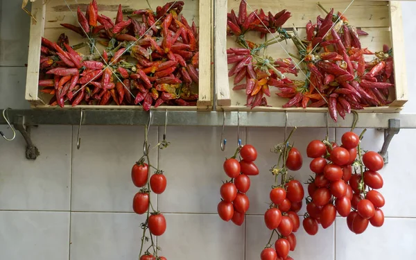 Primer plano de tomates y chiles rojos —  Fotos de Stock