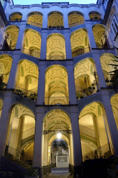 Palazzo dello Spagnuolo, Neapol, Itálie v noci — Stock fotografie