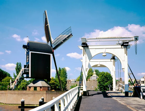 Rembrandt桥横跨Rijn 向Molen Put风车望去 背景是荷兰莱顿的Moschpoort小塔 — 图库照片