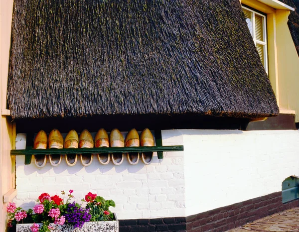 Toiture Paille Moulin Vent Avec Étagère Sabots Avec Chaussures Bois — Photo