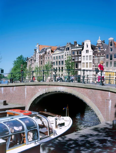 Amsterdam Holland May 2020 Barco Canal Passando Sob Pontes Canal — Fotografia de Stock