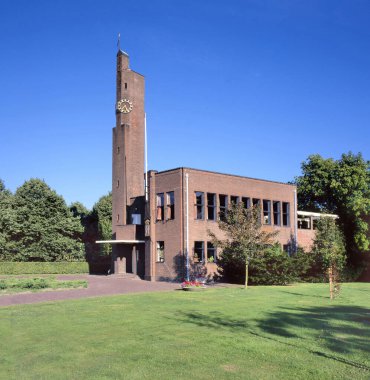 Usquert, Hollanda-11 Haziran 2018; Usquert, Groningen, Hollanda 'nın eski Townhall' ı. Küçük köy halkı Usquert, 1928 yılında ünlü Hollandalı mimar HP Berlage 'i belediye binasını inşa etmesi için cezbetmeye karar verdi.. 