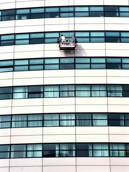 Limpiador Ventanas Trabajo Andamio Lado Del Rascacielos — Foto de Stock