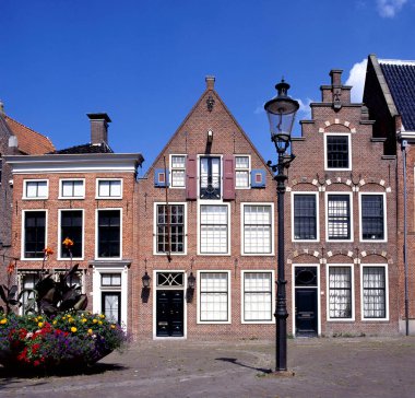 Groningen, Hollanda-12 Temmuz 2019: Sint Walburgstraat, Groningen, Hollanda 'da basamakları olan tipik Hollanda evleri