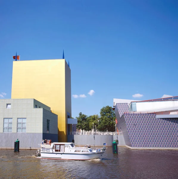 荷兰格罗宁根 2018年9月14日 格罗宁根现代艺术博物馆格罗宁根博物馆 Groninger Museum 与游艇共赴前河 — 图库照片