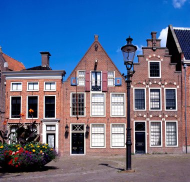 Groningen, Hollanda-12 Temmuz 2019: Sint Walburgstraat, Groningen, Hollanda 'da basamakları olan tipik Hollanda evleri