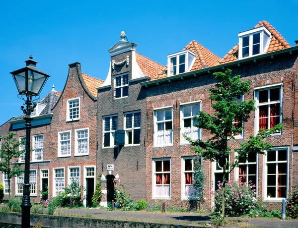 Huizen Met Trapgevels Voorgrond Een Ouderwetse Lantaarnpaal Langs Een Gracht — Stockfoto