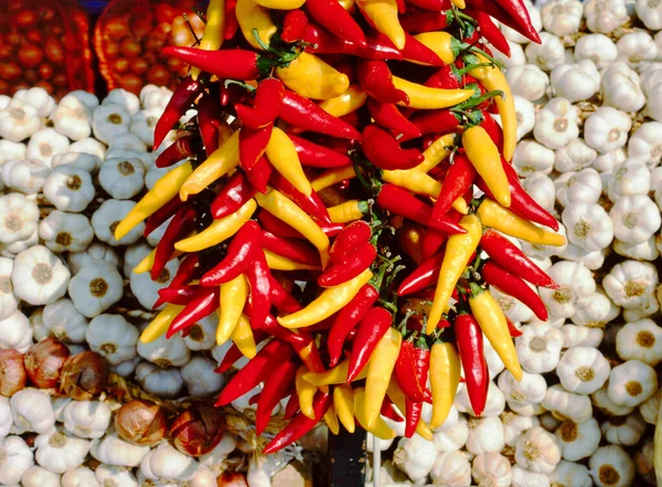 Chiles Rojos Amarillos Junto Con Ajo Mercado Granjeros —  Fotos de Stock