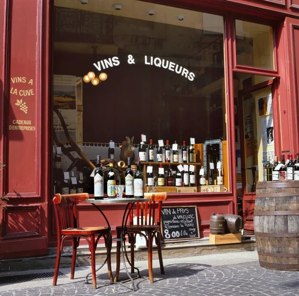 2019年7月21日フランス ソルグ島 大通りにあるワインショップで ヴーキューズのフランスワインをブラックボードで発表 — ストック写真