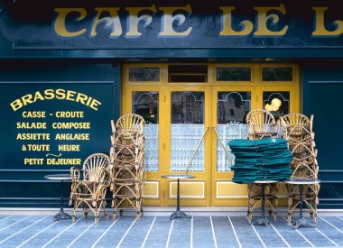 Corvid 19 yüzünden kapalı bir restoranda sandalyeler yığılmış.