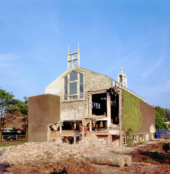 Igreja Ser Demolida Parte Interior Visível Muitos Escombros Frente Céu — Fotografia de Stock