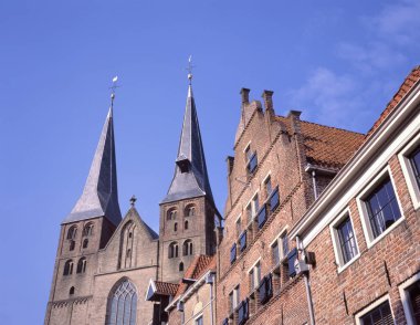 Bergkwartier, Deventer, Hollanda 'daki Sint-Nicolaas kerk (Bergkerk). Ön planda çok eski bir ev var..