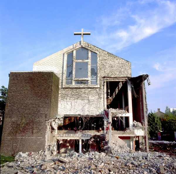 Chiesa Demolita Parte Dell Interno Visibile Sacco Macerie Davanti — Foto Stock