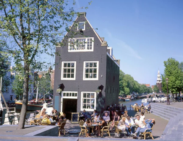 荷兰阿姆斯特丹 2009年7月9日 位于荷兰阿姆斯特丹Sint Anthoniesluis 附近的小型户外咖啡馆和餐馆 — 图库照片