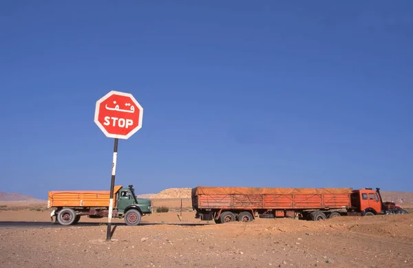 Två Lastbilar Och Stoppskylt Arabisk Öken — Stockfoto
