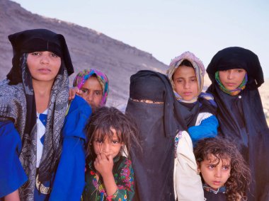 Seiyun, Yemen-14 Ekim 1999: Niqab ve Chador giyen Müslüman kadın ve kız çocuklarının portresi