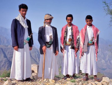 Al Hajjara, Yemen-13 Ekim 1997: Baba, kabilenin lideri, ve Yemen 'deki oğulları, onların kötülüğünün yanında.