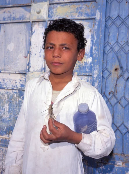 Сейюн Ємен Жовтня 1998 Хлопчик Пляшкою Продає Коники Проти Малярії — стокове фото