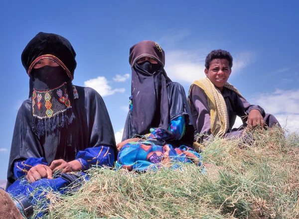 Seiyun Yemen October 1999 Portrait Boy Two Muslim Women Wearing — Stock Photo, Image