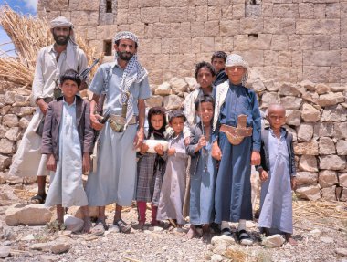 Al Haijara, Yemen-13 Ekim 1997: İki kardeş çocuklarıyla poz vermekle gurur duyuyor