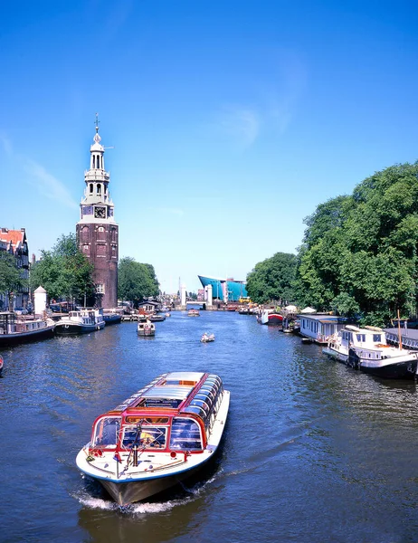 荷兰阿姆斯特丹近地物体博物馆后面的Oude Schans带着旅游船和Montelbaanstoren塔 — 图库照片
