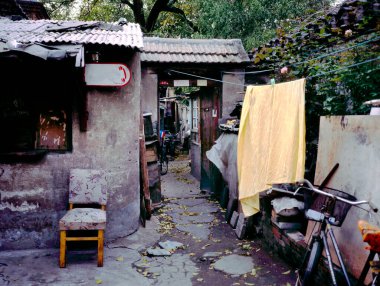 Dongcheng Mahallesi 'nde Hutong, eski bisikletleri, Pekin, Çin