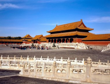 Pekin 'deki Yasak Şehir, girişinde turist grupları var.