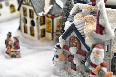 Noel dekorasyon, küçük evler ve insanlar karlı sokak