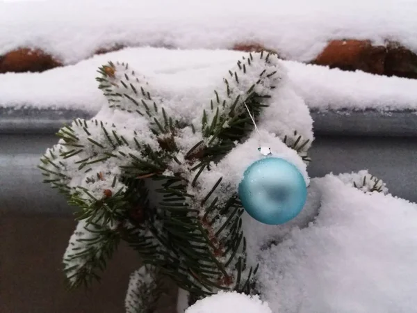 Galho Abeto Nevado Sob Telhado Com Decoração Natal — Fotografia de Stock