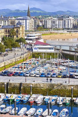 San Sebastian, İspanya - 10 Mayıs 2018. Bağlantı noktası, San Sebastian ile güneşli gün San Sebastian (Donostia), Bask Ülkesi, Guipuzcoa, arka planda Concha Beach. İspanya.