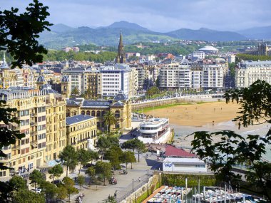 San Sebastian, İspanya - 10 Mayıs 2018. Monte Urgull kökenli güneşli gün, Concha Beach'te ile San Sebastian bağlantı noktası, havadan görünümü. Donostia, Bask Ülkesi, Guipuzcoa.