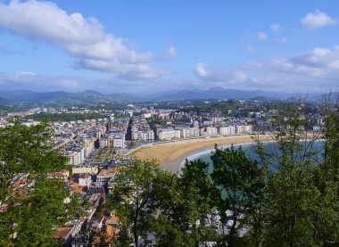 Güneşli gün San Sebastian (Donostia), Bask Ülkesi, Guipuzcoa panoramik manzaraya Concha Körfezi ve Monte Urgull Concha plaj. İspanya.