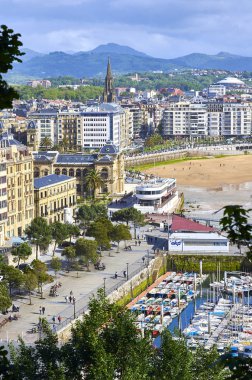 San Sebastian, İspanya - 10 Mayıs 2018. Monte Urgull kökenli güneşli gün, Concha Beach'te ile San Sebastian bağlantı noktası, havadan görünümü. Donostia, Bask Ülkesi, Guipuzcoa.