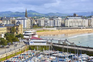 San Sebastian, İspanya - 10 Mayıs 2018. Güneşli bir gün, arka planda Concha Beach ile San Sebastian bağlantı noktası, havadan görünümü. Donostia, Bask Ülkesi, Guipuzcoa.