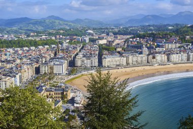 San Sebastian, İspanya - 10 Mayıs 2018. Havadan görünümü Concha plaj ve Katedrali, Buen papaz (Good Shepherd) Monte Urgull kökenli güneşli gün. Donostia, Bask Ülkesi, Guipuzcoa.