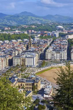 San Sebastian, İspanya - 10 Mayıs 2018. Havadan görünümü Concha plaj ve Katedrali, Buen papaz (Good Shepherd) Monte Urgull kökenli güneşli gün. Donostia, Bask Ülkesi, Guipuzcoa.