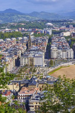 San Sebastian, İspanya - 10 Mayıs 2018. Alderdi-Eder bahçeleri ve Katedrali, Buen papaz (Good Shepherd) Monte Urgull kökenli güneşli gün hava görünümünü. Donostia, Bask Ülkesi, Guipuzcoa.