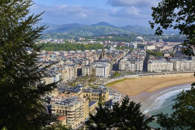 San Sebastian, İspanya - 10 Mayıs 2018. Havadan görünümü Concha plaj ve Katedrali, Buen papaz (Good Shepherd) Monte Urgull kökenli güneşli gün. Donostia, Bask Ülkesi, Guipuzcoa.
