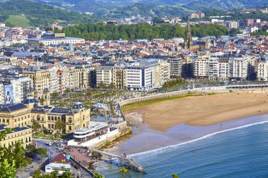 San Sebastian, İspanya - 10 Mayıs 2018. Havadan görünümü Concha plaj ve Katedrali, Buen papaz (Good Shepherd) Monte Urgull kökenli güneşli gün. Donostia, Bask Ülkesi, Guipuzcoa.