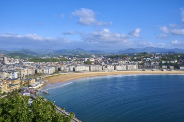 San Sebastian, İspanya - 10 Mayıs 2018. Güneşli gün San Sebastian (Donostia), Bask Ülkesi, Guipuzcoa panoramik manzaraya Concha Körfezi ve Monte Urgull Concha plaj. İspanya.