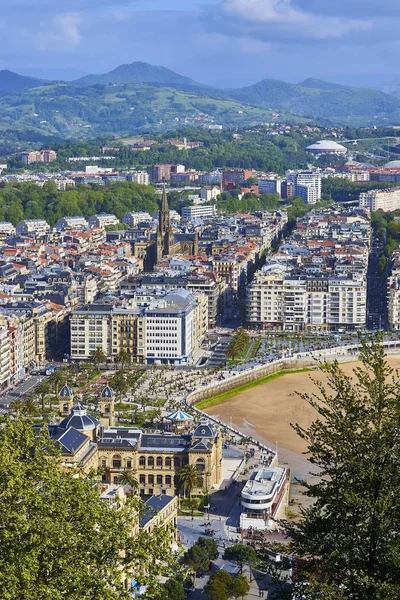 San Sebastian, İspanya - 10 Mayıs 2018. Havadan görünümü Concha plaj ve Katedrali, Buen papaz (Good Shepherd) Monte Urgull kökenli güneşli gün. Donostia, Bask Ülkesi, Guipuzcoa.
