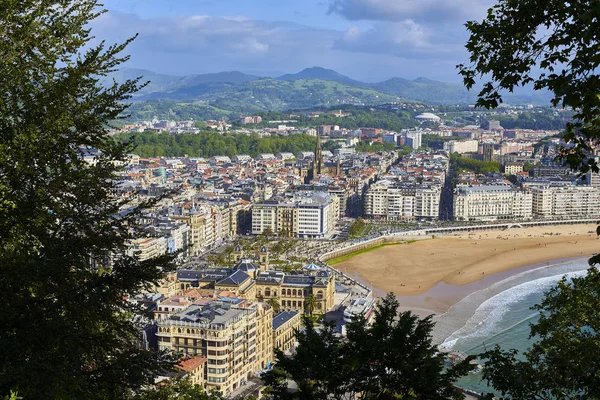 San Sebastian, İspanya - 10 Mayıs 2018. Havadan görünümü Concha plaj ve Katedrali, Buen papaz (Good Shepherd) Monte Urgull kökenli güneşli gün. Donostia, Bask Ülkesi, Guipuzcoa.