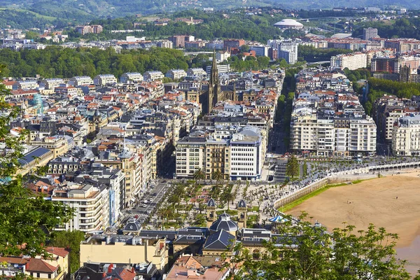 San Sebastian, İspanya - 10 Mayıs 2018. Alderdi-Eder bahçeleri ve Katedrali, Buen papaz (Good Shepherd) Monte Urgull kökenli güneşli gün hava görünümünü. Donostia, Bask Ülkesi, Guipuzcoa.